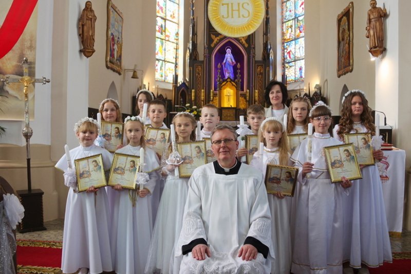 Зэльвенскя хлопчык  дзячынк прынял Першую святую Камуню